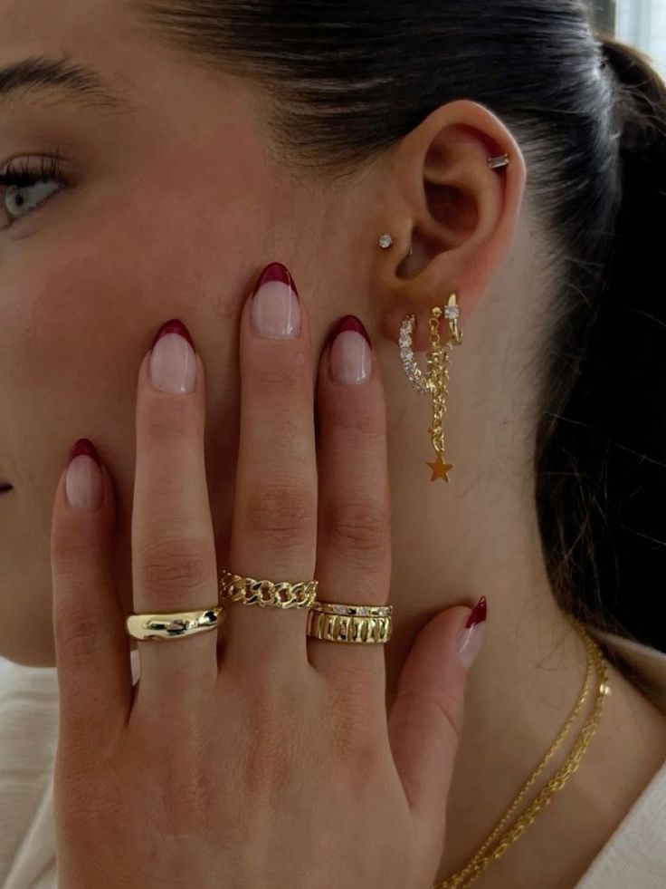 Gold Diamond Ring Stack, Gold Rings Stack Aesthetic, Ring Stack Inspiration, Nails And Jewelry Aesthetic, Gold Ring Stack Aesthetic, Evry Jewels Earrings Stack, Hold Jewelry Aesthetic, Classy Ring Stack, Mixed Metal Stack