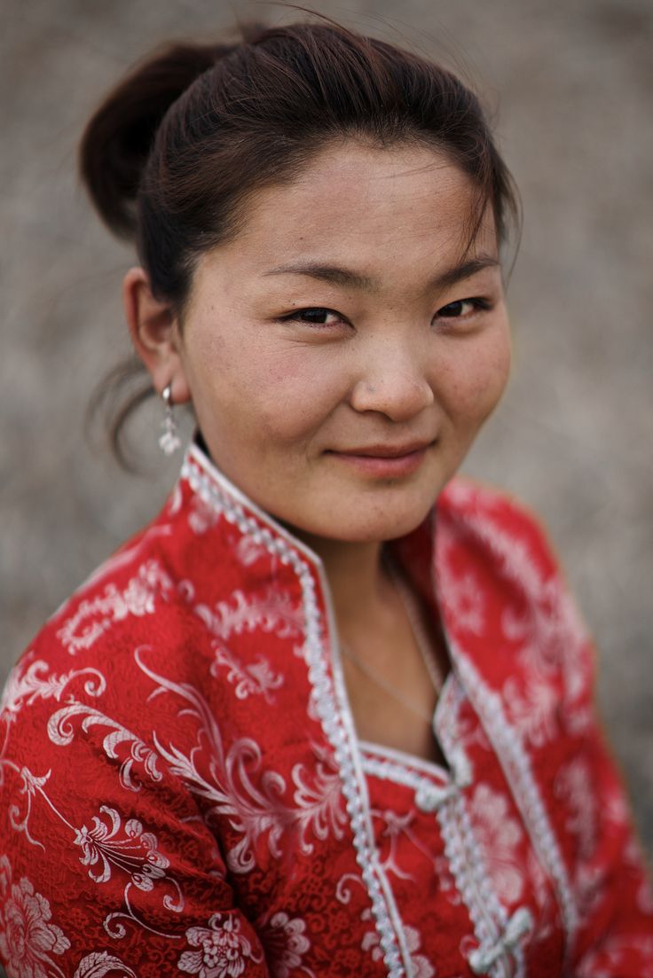 Mongolian woman - faces of the people Mongolian Woman, Inspired Costumes, We Are The World, Natural Face, Hairstyles For Round Faces, People Of The World, My Heritage, Kinds Of People, Mongolia