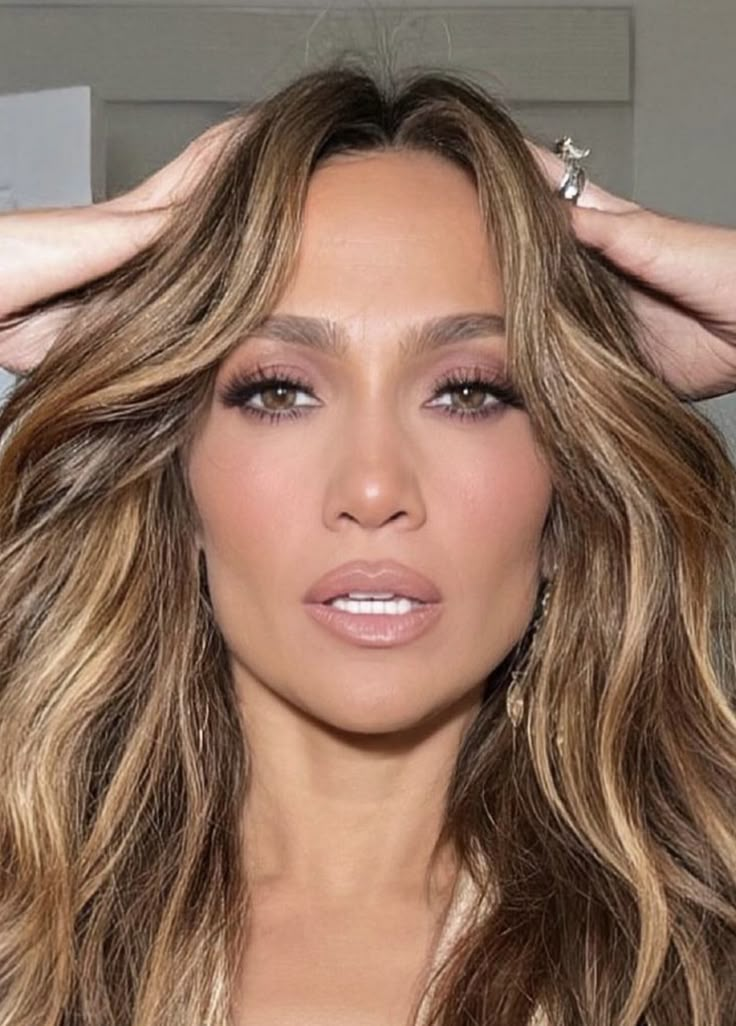 Jlo Glam Makeup, Jlo 90s Makeup, Jennifer Lopez Makeup Looks, J Lo Makeup, Jlo Makeup Looks, Makeup For Brown Hair, Jlo Hair Colors, Jlo Makeup, Jennifer Lopez Makeup