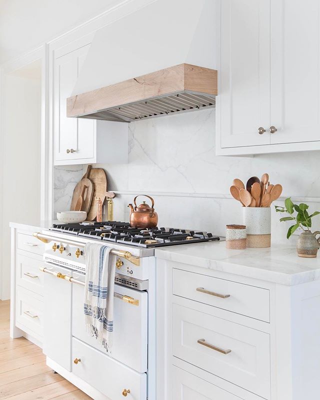 the kitchen is clean and ready to be used as an appliance for cooking