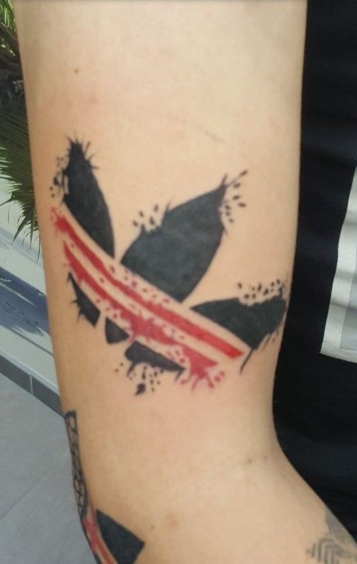 a bird with an american flag on its back leg is shown in this tattoo design