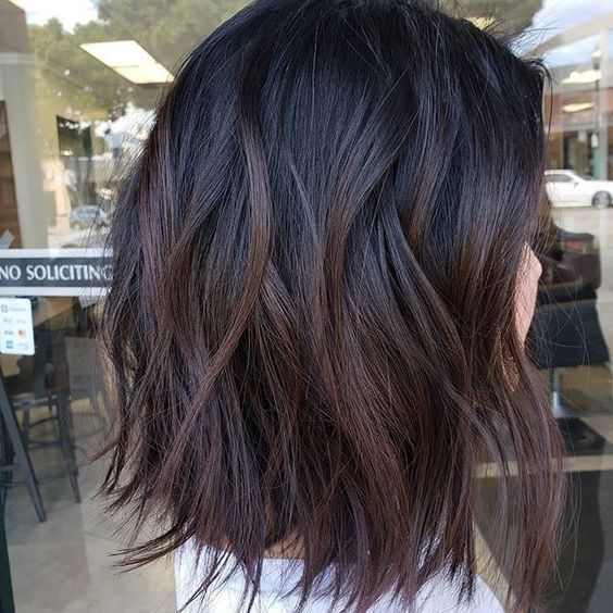 Brunette Textured Long Bob, Choppy Shoulder Length Bob Hairstyles, Chocolate Brown Hair With Black Roots, Short Balayage Dark Hair, Textures Bob Haircut, Dark Brown Long Bob With Highlights, Short Black Hair Dye Ideas, Dark Chocolate Balayage Short Hair, Dark Hair Balayage Bob