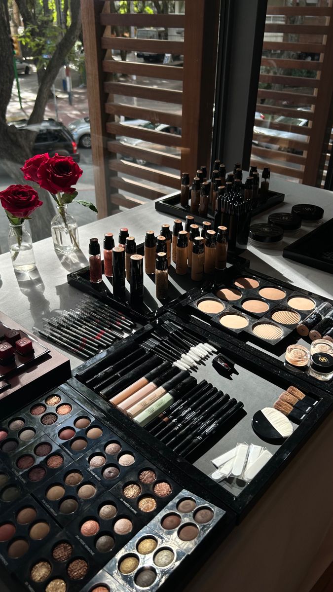 Makeup Artist Room, Makeup Artist Career, Beauty School Cosmetology, Makeup Artist Studio, Makeup Studio Decor, Makeup Companies, Makeup Artist Kit, Makeup Pallets, Makeup Class