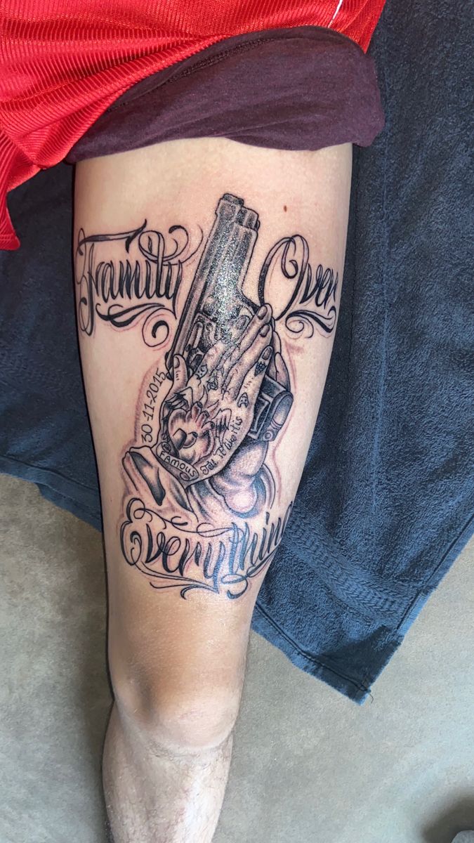 Tatoeage familie over everything  .met een wapen plaatje Family Guy Tattoo, Family Over Everything Tattoo, Calf Tattoos For Women, Feather Tattoo Meaning, Tupac Quotes, Family Over Everything, Dark Art Tattoo, Calf Tattoo, Feather Tattoo