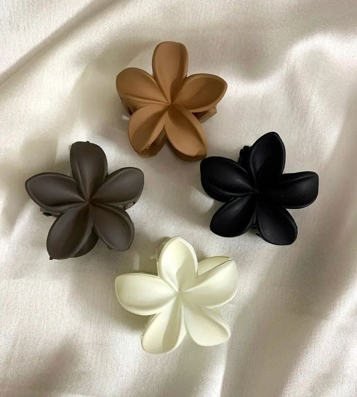 Create the look ✿🪞✧⁠*. Order via DM 💬 . . . . . . . #hairaccessories #hairclips #clawclip #hairstyle #messybun #hairclaw #girlsfashion #womanfashion #accessoriesforsale Wedding Party Hair, Hair Clamp, Summer Hair Accessories, Dpr Ian, Hair Clamps, Hair Claw Clips, Elegant Hair, Party Hair, Girly Accessories