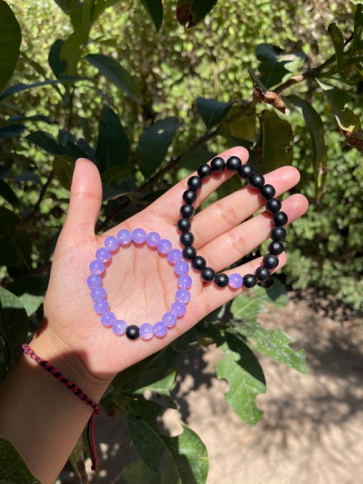 Duo de pulsera para pareja morado con negro elastica Duo Bracelet Ideas, Couple Bracelet Ideas, Evil Eye Bracelet Diy, Pulseras Aesthetic, Matching Bracelets For Couples, Diy Couple Bracelets, Girly Bracelets, Pony Bead Bracelets, Matching Couple Bracelets