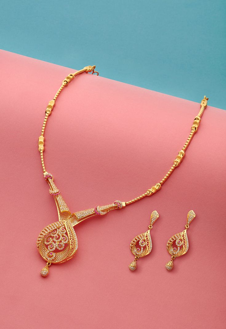 Traditional Indian Gold Jewelry, Casual Gold Jewelry, Neckale Set Simple, Jewel One Jewellery Collection, Jewelry Set Design Simple, Neckless Photography Ideas, Gold Jewels Design Set, Gold Neckless Jewelry, Joyalukkas Jewellery Necklaces