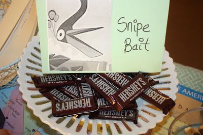 a plate with some candy bars and a sign on it that says, snape bat