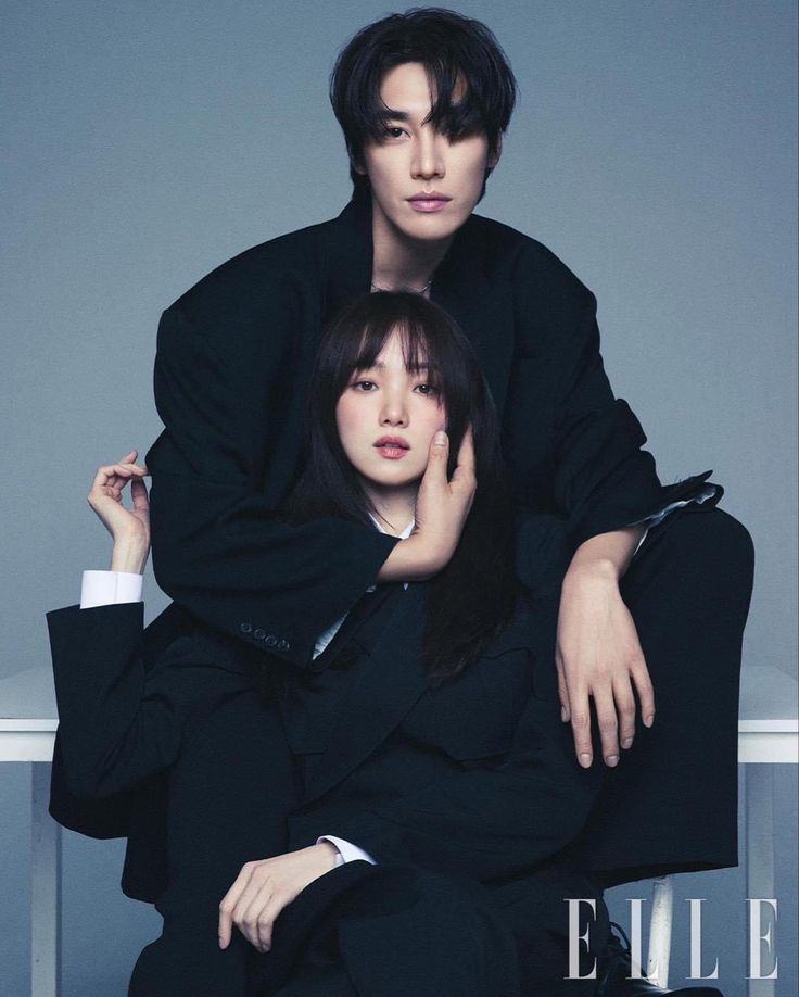 Lee Sung Kyung Photoshoot, Kim Young Kwang, Korean Photoshoot, Korean Couple Photoshoot, Pre Wedding Photoshoot Outfit, Couples Modeling, Wedding Photoshoot Props, Lee Sung Kyung, Couple Poses Reference