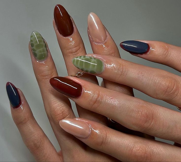 Tone On Tone Nails, Fall Nail Color Palette, Oval Nails Fall Colors, Green And Orange Nails Fall, Dark Orange Nails Design, Dark Green Nails Designs Short, Brown And Orange Nails Fall, Purple Xmas Nails, Dark Orange Nails Fall