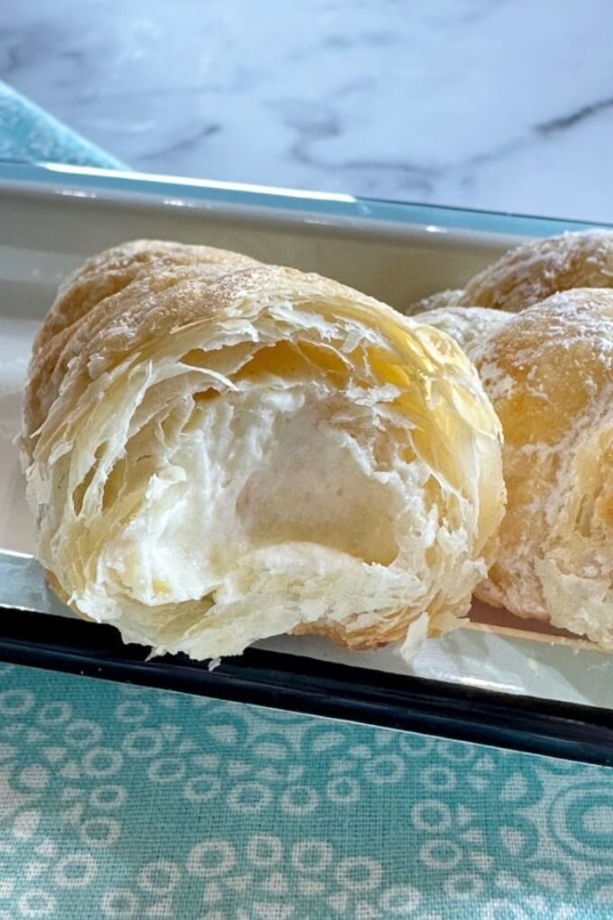 Puff pastry cream horns filled with whipped cream. Creme Horn Recipe, My Country Table, Cream Horn, Cream Horns, Cream Puff Recipe, Puff Pastry Desserts, Country Table, Bar Cookies, Flaky Pastry