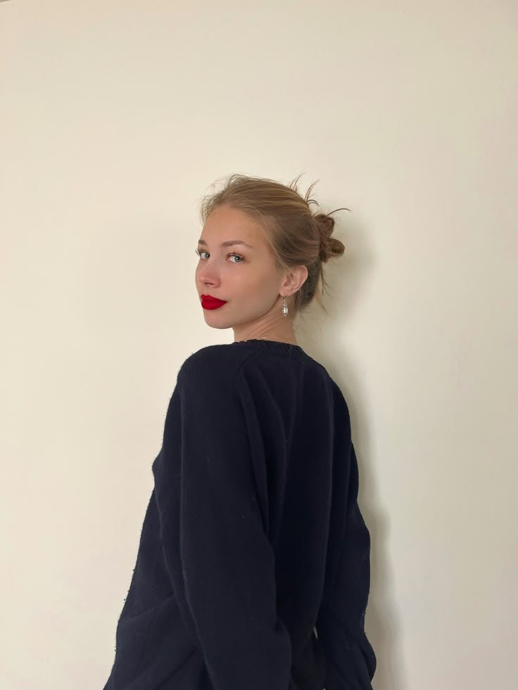 Red Lipstick Aesthetic Outfit, Red Lipstick Makeup Blonde, Red Lips Outfit, Red Lipstick Outfit, Blonde Hair Red Lips, Norway Aesthetic, Method Acting, Selfies Ideas, Skincare Favorites