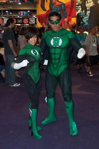 two people dressed as green lantern and the incredible spider man are posing for a photo