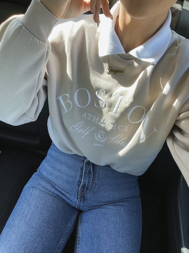 Outfits Con Sueter Beige, Beige Sweatshirt Outfit, Stradivarius Outfit, Boston Sweatshirt, Outfit Elegantes, Beige Sweatshirt, Outfit Hoodie, Sweatshirt Aesthetic, Clothes Jeans