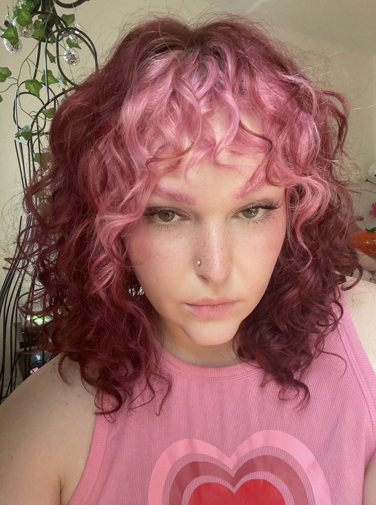 Bleached Hair With Dark Roots, Short Curly Hair Styles, Hair Dark Roots, Theater Musical, Short Bleached Hair, Valentines Day Hair, Hair With Dark Roots, Dyed Curly Hair, Dyed Hair Inspiration