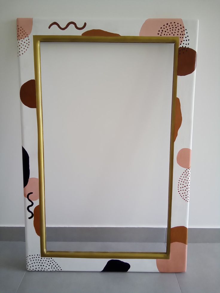 Moldura restaurada e pintada Cute Mirror Painting Ideas, Mirror Frame Painting Ideas, Mirror Painting Ideas, Room Mirror Ideas, Mirror Decor Ideas, Painted Picture Frames, Mirror Frame Diy, Room Mirror, Mirror Crafts