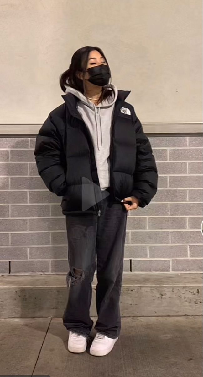 Oversized North Face Puffer Outfit, Winter Fits Puffer Jacket, White Quilted Jacket Outfit, Tnf Jacket Outfit, Hoodie And Jacket Outfit, Hoodie With Jacket Outfit, Winter Outfits Cold School, Jacket And Hoodie Outfit, Jacket Over Hoodie Outfit