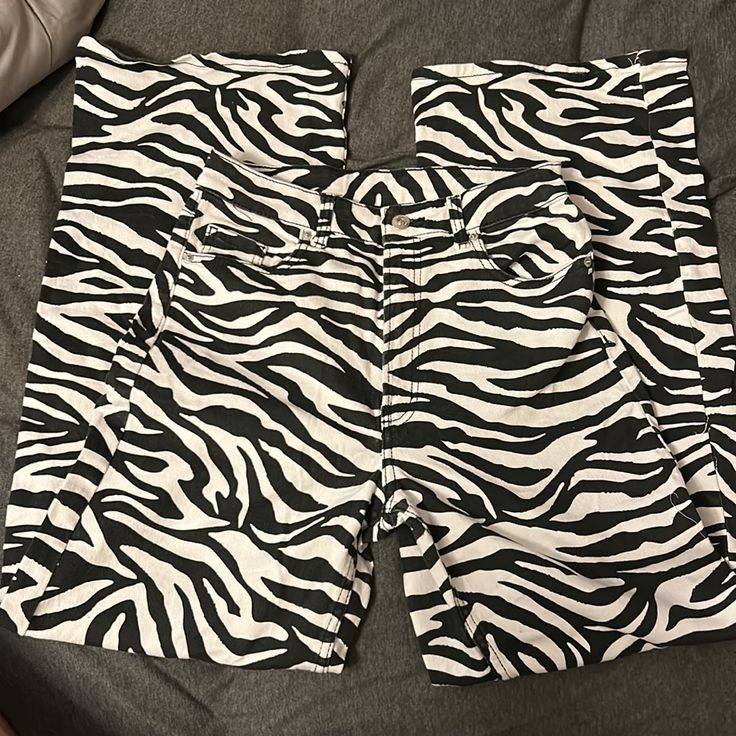 Super Cute H&M Zebra Denim Jeans. Never Worn! White Zebra Print Casual Bottoms, Casual Fitted Bottoms With Zebra Print, Casual Fitted Zebra Print Bottoms, Denim Jeans, H&m, Pretty Outfits, Straight Leg, Super Cute, Women Jeans