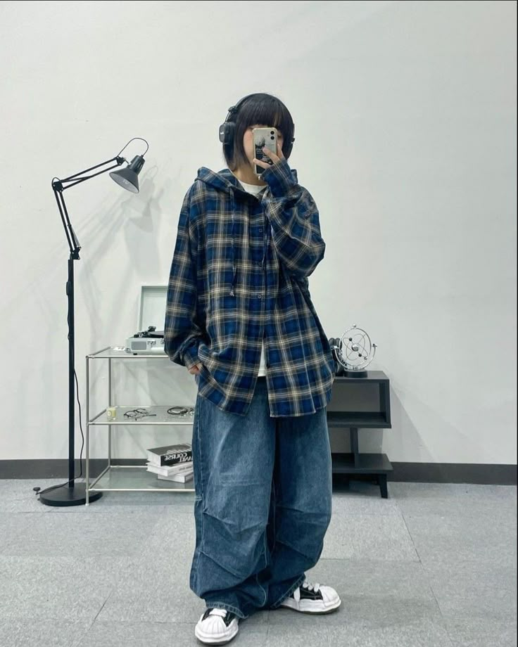 Baggy Simple Outfits, Baggy Collared Shirt Outfit, Flannel And Baggy Jeans Outfit, Baggy Business Casual, Classy Masc Outfits, Baggy Women Outfits, Baggy Jean Jacket Outfits, Flannel Shirt Outfit Grunge, Baggy Button Up Shirt Outfits