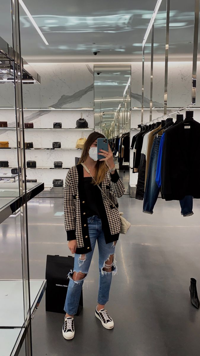 Shopping Mirror Selfie, Mirror Pictures Selfie, Giant Mirror, Mirror Pictures, Fashion Mirror, Ripped Jean, Fashion Inspiration, Mood Board, Mirror Selfie