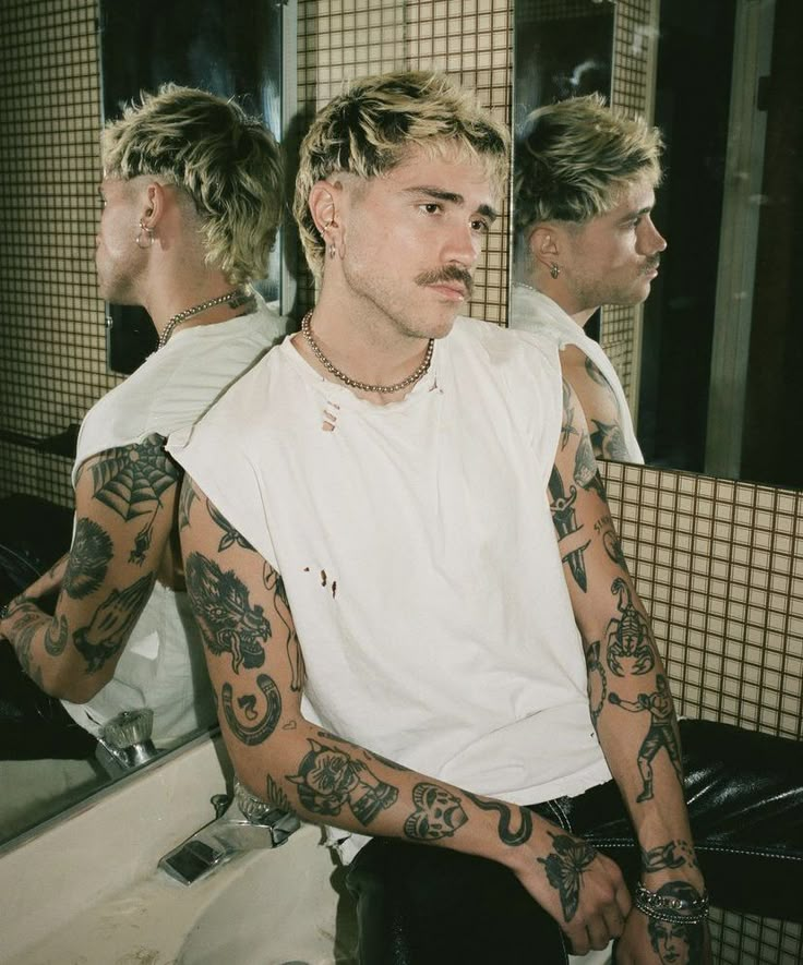 Blonde Hair Dark Roots, Hair Dark Roots, Bleached Hair Men, Short Bleached Hair, Optical Illusion Tattoos, Illusion Tattoos, Men Blonde Hair, Mens Haircuts Short Hair, Blonde Hair Boy