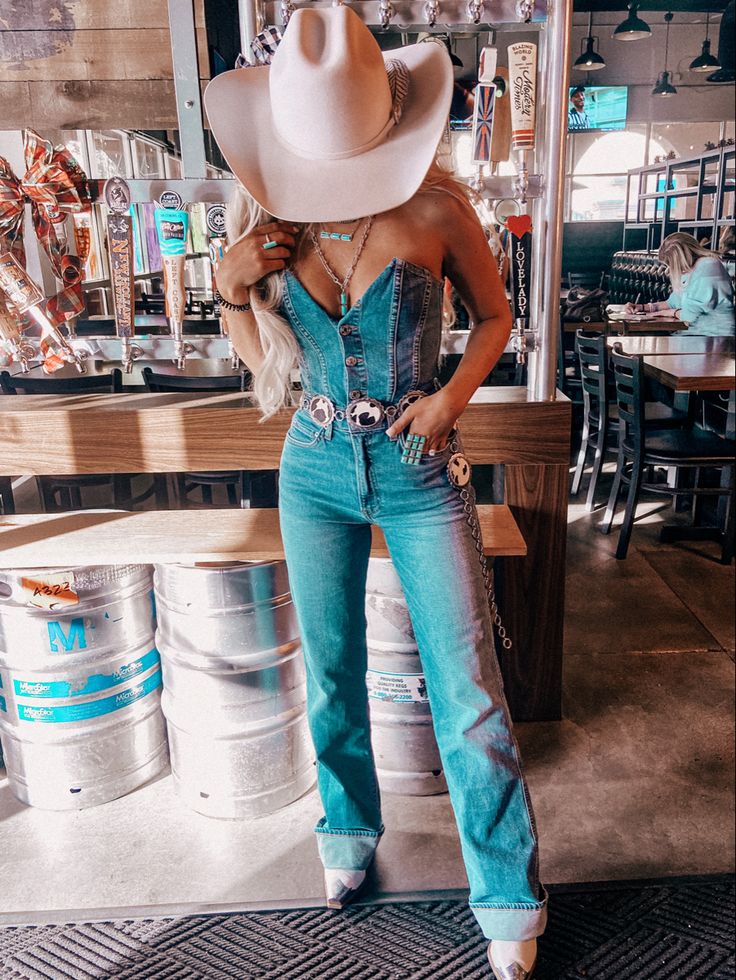 Nfr Outfits For Vegas, Traje Cowgirl, Mode Country, Nfr Outfits, Casual Country Outfits, Nfr Fashion, Cowgirl Style Outfits, Fest Outfits, Wilde Westen