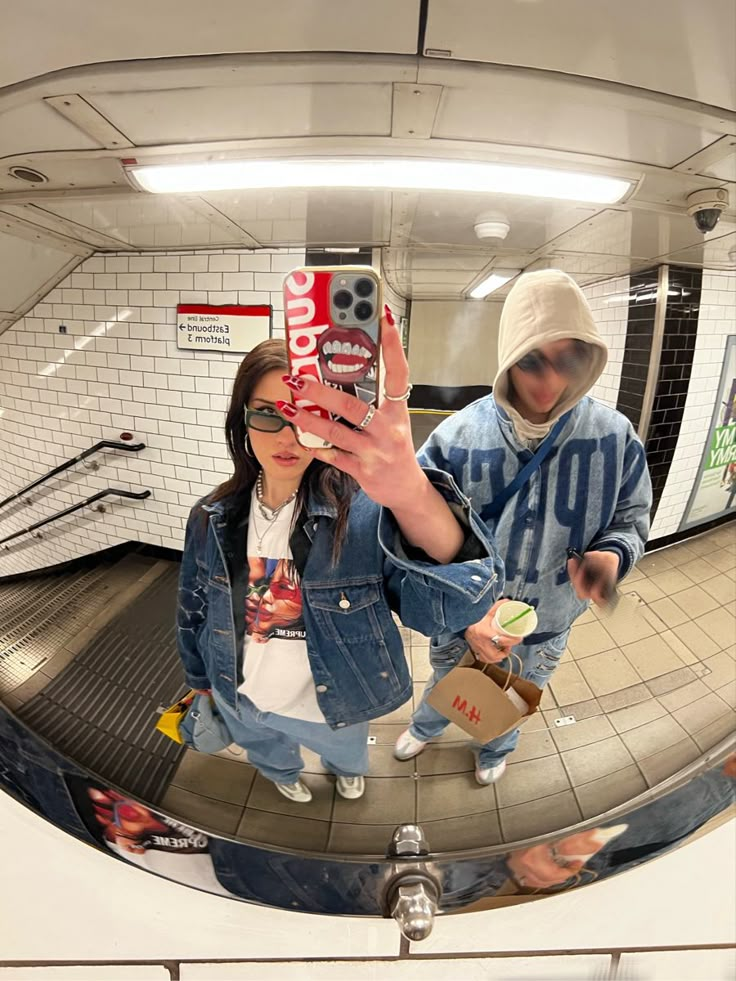 Convex mirror subway tube London aesthetic streetwear double denim denim jacket sunglasses jeans mirror selfie duo pic idea spring fashion Matching Sambas Couple, Streetstyle Couple Aesthetic, Ootd Picture Ideas Instagram, Tokyo Couple Aesthetic, Cool Pictures To Take, Japan Friends Aesthetic, Couple Fit Pics Ideas, Pose Idea With Friends, Mirror Selfie Poses Outfit