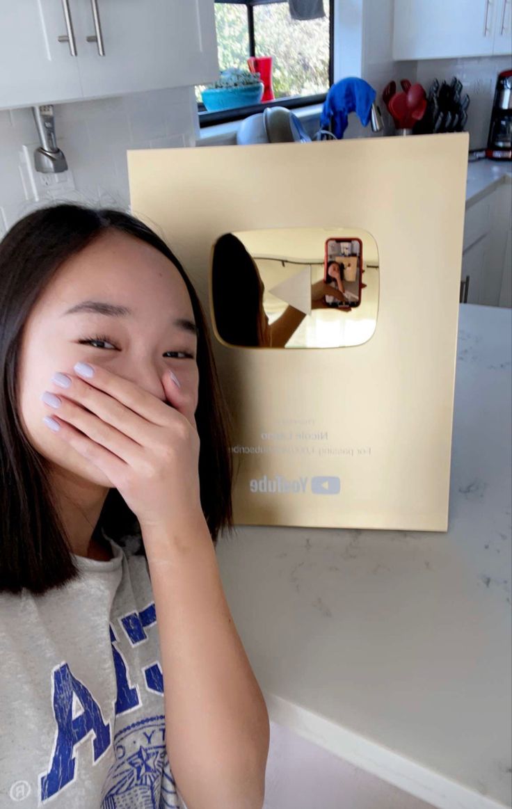 Nicole Laeno Rares, Gold Play Button, Sarcastic Wallpaper, Nicole Laeno, Rp Ideas, Vision Board Inspiration, Hair Ponytail Styles, Canal No Youtube, Future Lifestyle