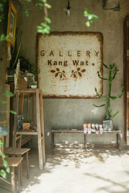 a sign on the side of a building that says'gallery kangg wat '