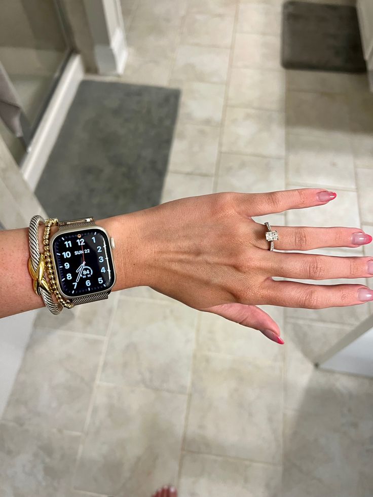 Apple Watch Series 8 Starlight Aesthetic, Gold Jewelry With Apple Watch, Apple Watch Layered With Bracelets, Starlight Apple Watch Aesthetic, Layering Bracelets With Apple Watch, Apple Watch And Bracelets, Bracket Stack With Apple Watch, Applewatch Aesthetic, Classy Apple Watch