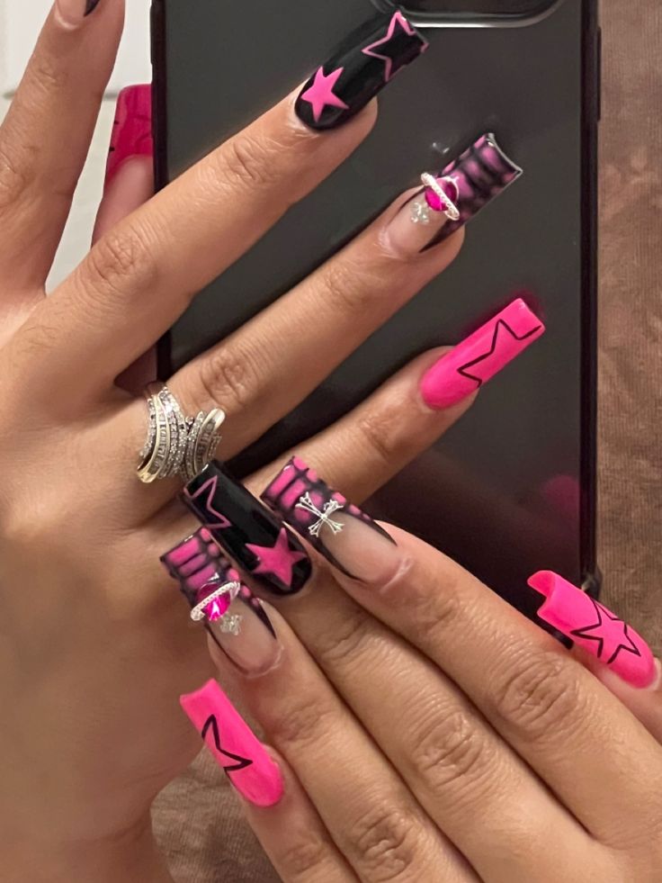 Y2k Pink Acrylic Nails, Star Black Nails Acrylic, Pink Nd Black Acrylic Nails, Pinks And Black Nails, Acrylic Nails Painting Ideas, Acrylic Nails Ideas Black And Pink, Emo Long Acrylic Nails, Pink Nails Ideas Y2k, Pink Black Star Nails