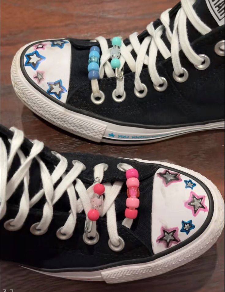 Converse Ideas Beads, Tv Girl Converse, Converse Shoe Ideas, How To Put Beads On Shoe Laces, Converse Shoe Art, Converse With Beads On Laces, Converse Beads On Laces, How To Decorate Converse, Converse Ideas Diy