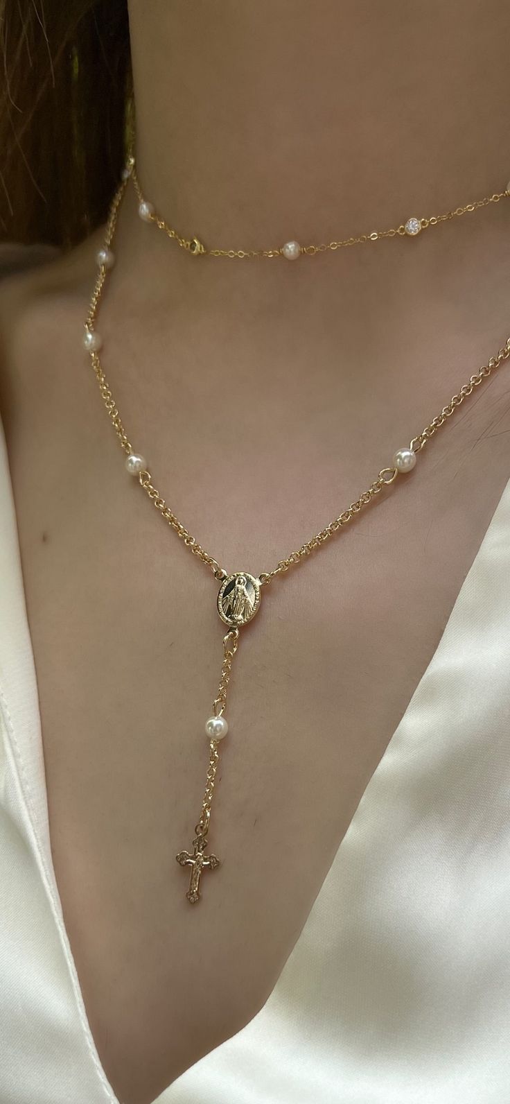 Dainty Rosary Necklace, Gold Necklace Layered Aesthetic, Rosary Necklace Outfit, Rosary Necklace Aesthetic, Diy Rosary Necklace, Catholic Jewelry Necklace, Catholic Fashion, Types Of Necklaces, Gold Wedding Necklace