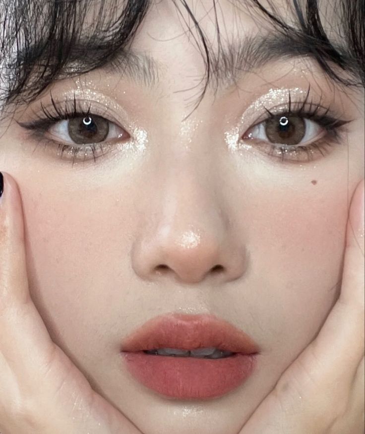 Asian Double Eyelid Makeup, Dainty Makeup Looks, Warm Korean Makeup, Makeup For Cool Toned Skin, Douyin Makeup White Woman, Neutral Douyin Makeup, Cool Tone Douyin Makeup, Douyin Cut Crease, Asian Makeup Looks Hooded Eyes