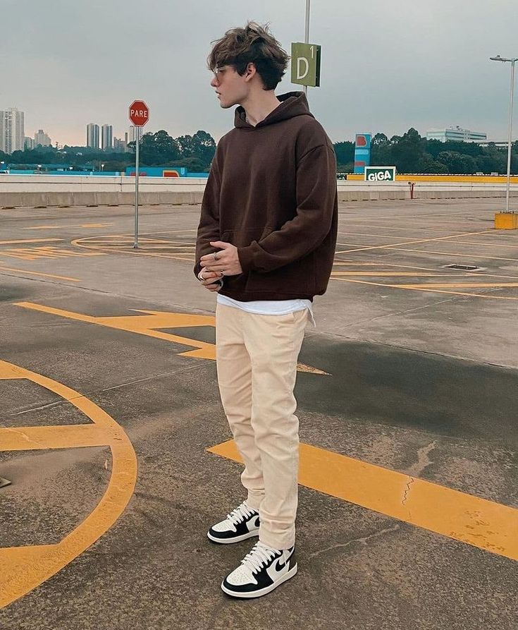 Hoddies Outfits Men, Aesthetic Softball, Brown Hoodie Outfit, Male Outfits Aesthetic, Photo Poz, Hoddies Outfits, Crewneck Outfit, Outfit Couple, Man Shorts