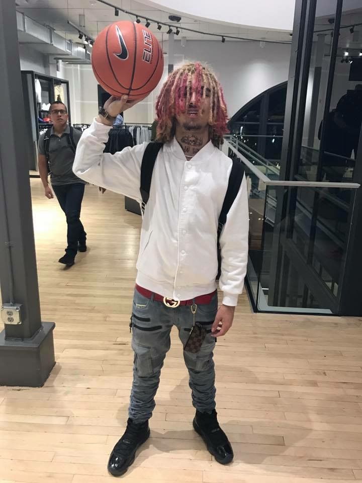 One of my favorite people holding my favorite thing ♥Lil Pump♥ | Lil pump, Lil  pump jetski, Rappers