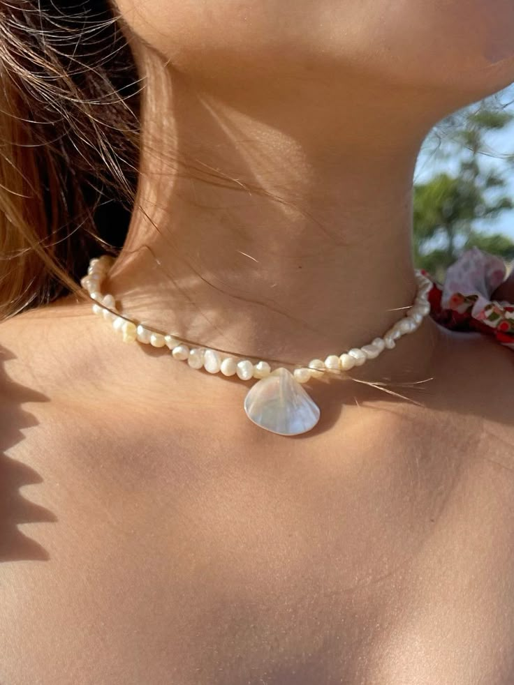 Mermaid Pearl Choker Necklace Aesthetic Beach Accessories, Beaded Jewelry Beach, Beach Diy Jewelry, Boho Jewelry Aesthetic, Mermaid Necklace Aesthetic, Beach Accessories Aesthetic, Seashell Necklace Aesthetic, Beach Necklace Aesthetic, Mermaid Accessories Jewelry