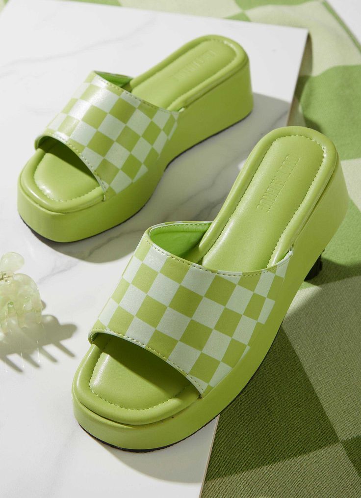 Cute Slip On Shoes, Checkerboard Aesthetic, Sandals Aesthetic, Quoi Porter, Funky Shoes, Flatform Sandals, Shoe Inspo, Aesthetic Shoes, Dream Clothes