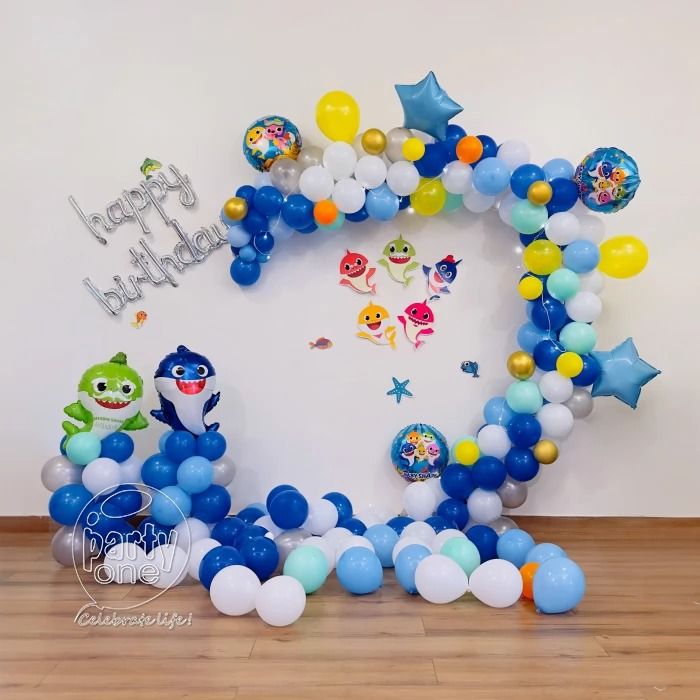 balloons and streamers are arranged in the shape of an arch for a children's birthday party