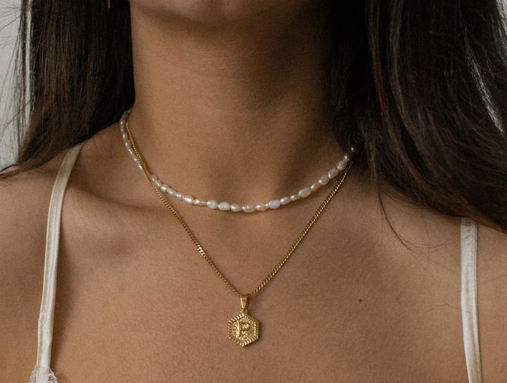 Minimal Layered Necklace, Pearl Chocker Outfit, Pearl Necklace Combo, Gold Assesories Outfit, Casual Pearl Necklace, Pearl And Gold Necklace Layering, Layering Pearl Necklaces, Gold Necklace Combo, Necklace Combos Aesthetic