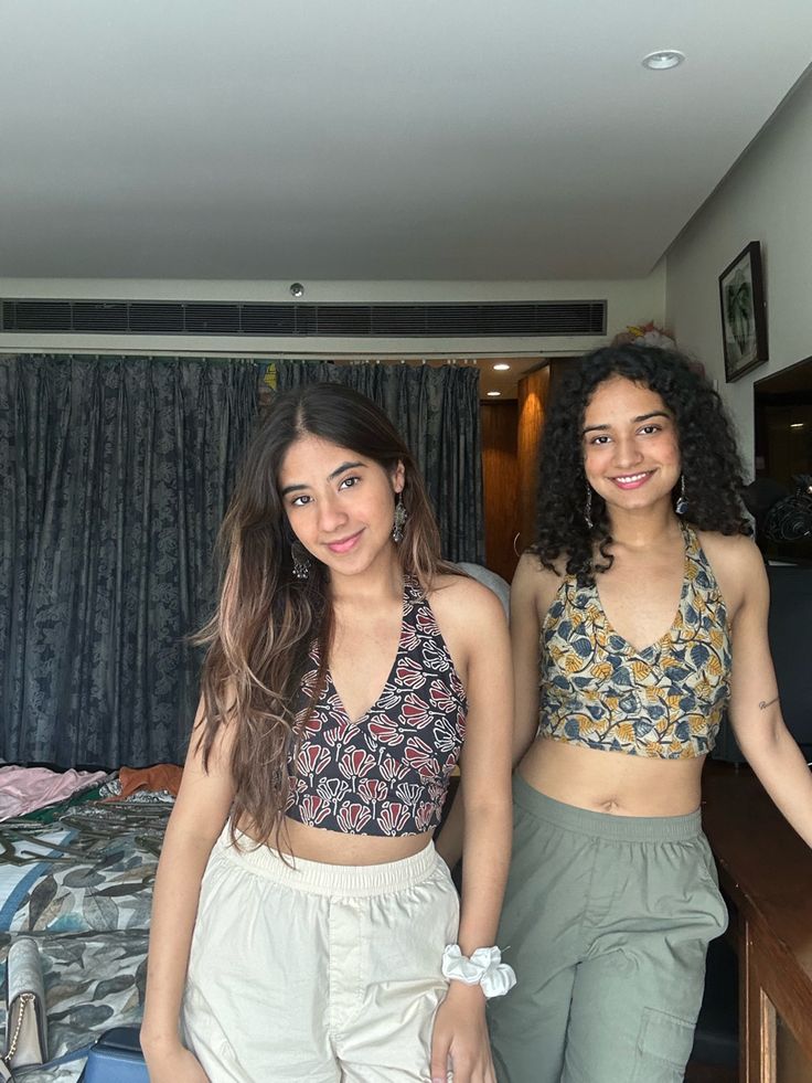 BFF GOALS! Twinning is winning >> Bff Twinning Outfits, Indian Print Tops, Kerala Trip Outfits Women, Ethnic Tops For Women, Indian Tops With Jeans, Ethnic Tops For Jeans, Casual Ethnic Outfits, Boho Look Indian, Casual Outfit For College