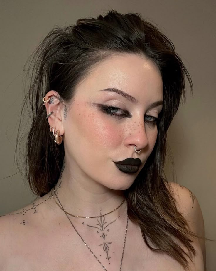 Dark Makeup With Glitter, Cool Tone Grunge Makeup, Dark Moody Makeup, Moody Eye Makeup, Grungey Smokey Eye Makeup, Yallternative Makeup, Dark Fae Makeup Ideas, Office Goth Makeup, Easy Goth Eye Makeup