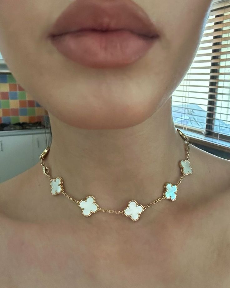 White Van Cleef Necklace, Van Cleef Necklace Stack, Necklace Van Cleef, Van Cleef Necklace, Best Flower Wallpaper, Jewellery Styling, Student Style, Gold Vans, Van Cleef And Arpels Jewelry