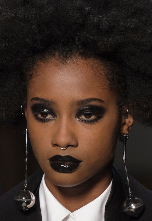 Black Eye Makeup On Black Women, Black Lipstick Makeup Black Women, Black Lipstick Black Women, Punk Goth Makeup, Black Lipstick Makeup, Tim Burton Core, Matte Make Up, Afro Goth, Alt Makeup