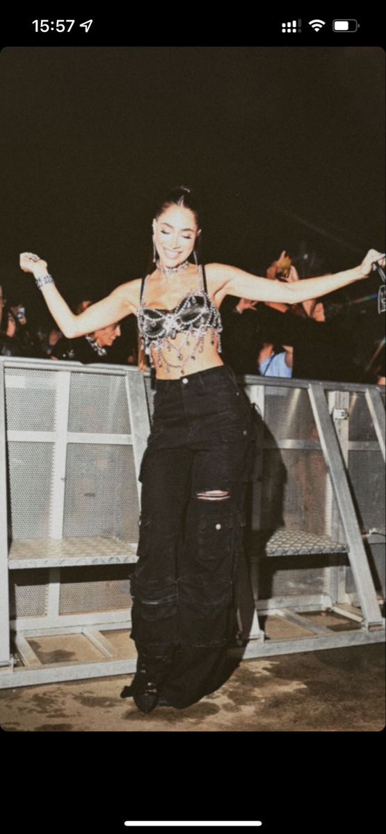 Chill Edm Concert Outfit, Acoustic Outfit Style, Big Gigantic Concert Outfit, Night Lovell Concert Outfit, Concert Outfit Electronic, Trap Outfit Girl Concert, La La Palooza Outfits, Becky G Concert Outfits Ideas, Coco Jones Concert Outfit