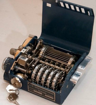 an old typewriter with keys in it