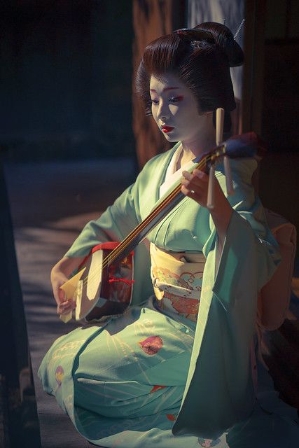 a geisha playing the ukulele