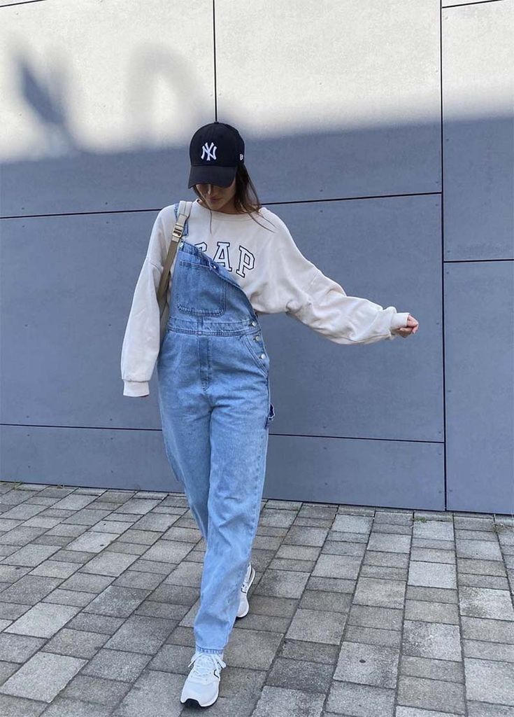 Jean Overall Outfits Winter, Overall Outfit Fall, Overall Winter Outfit, Overall Outfit Winter, Overall Outfits Fall, Ways To Wear Overalls, Jean Overall Outfits, Overalls Outfit Aesthetic, Styling Overalls