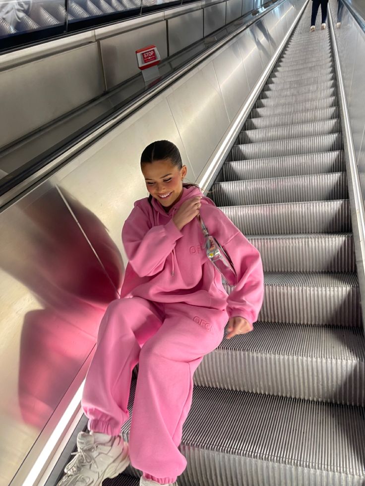 Cute Tracksuit Outfit, Pink Tracksuit Outfit, Pink Streetwear Outfit, Pink Street Wear, Pink Joggers Outfit, Pink Sweatshirt Outfit, Pink Tracksuit, Pink Streetwear, Tracksuit Outfit