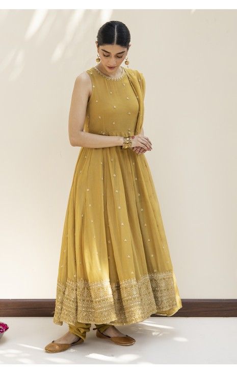 Mustard Kali Daar Indian Outfits Lehenga, Anarkali Dress Pattern, Simple Kurta Designs, Simple Kurti Designs, Traditional Indian Dress, Casual Indian Fashion, Desi Fashion Casual, Indian Dresses Traditional, Islamabad Pakistan